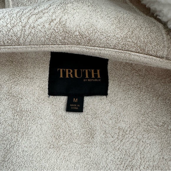 Size M white winter coat. Outside is Sherpa and inside is suede. Hood and zipper - Picture 4 of 7